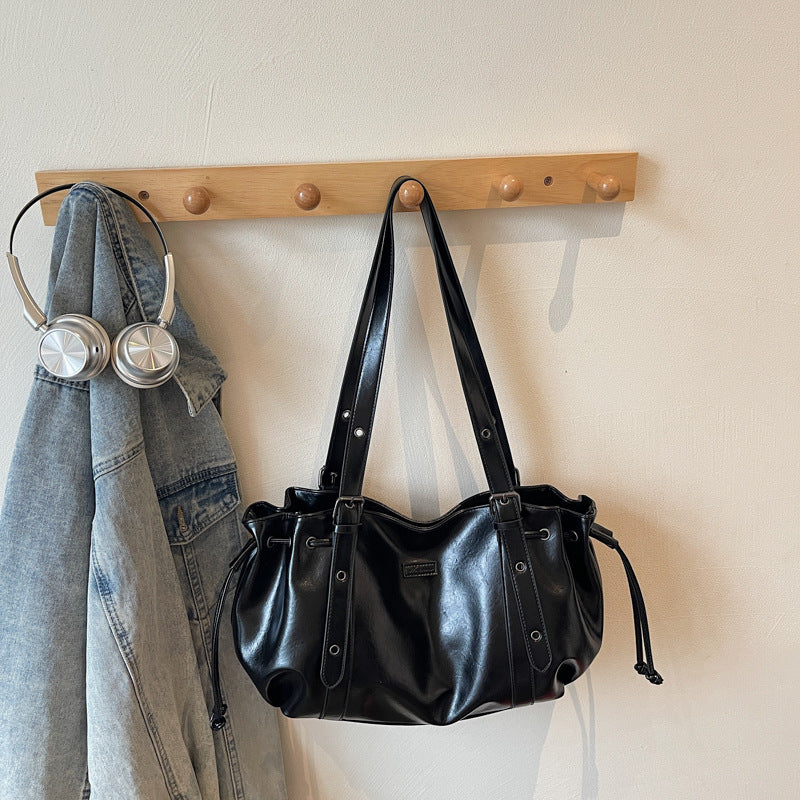 Geräumige Damentasche, leicht und luxuriös