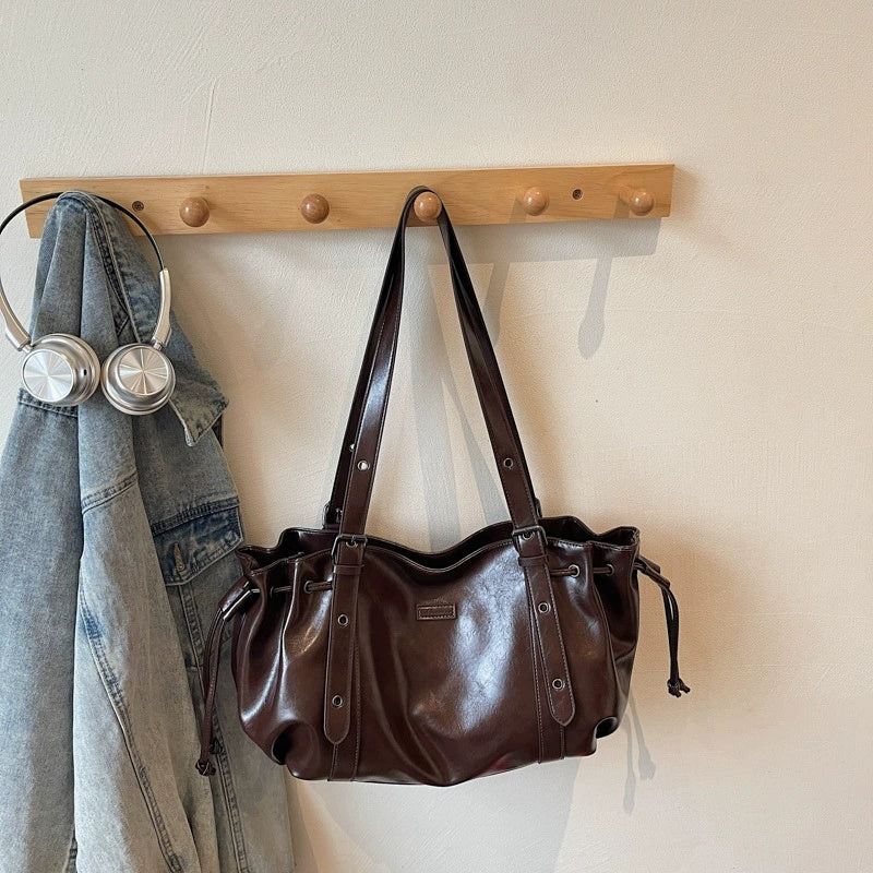 Geräumige Damentasche, leicht und luxuriös