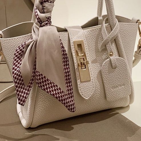 Handtasche- Litschi mit Schultergurt und Seidenschal